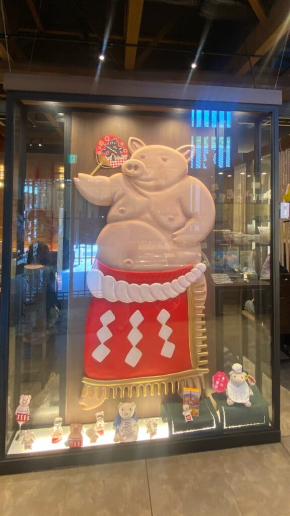 名古屋城 金シャチ横丁店の店内に入るとお出迎えしてくれる矢場とんのキャラクターのぶーちゃんの
置物とぬいぐるみ