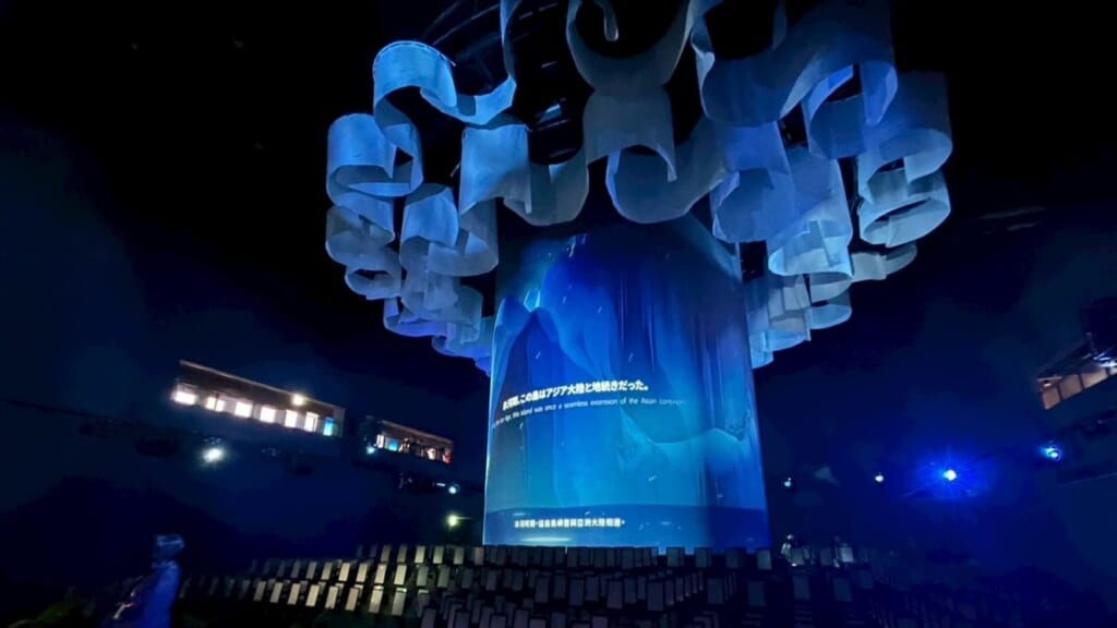 4メートルを超えるプロジェクターと560台のタブレット