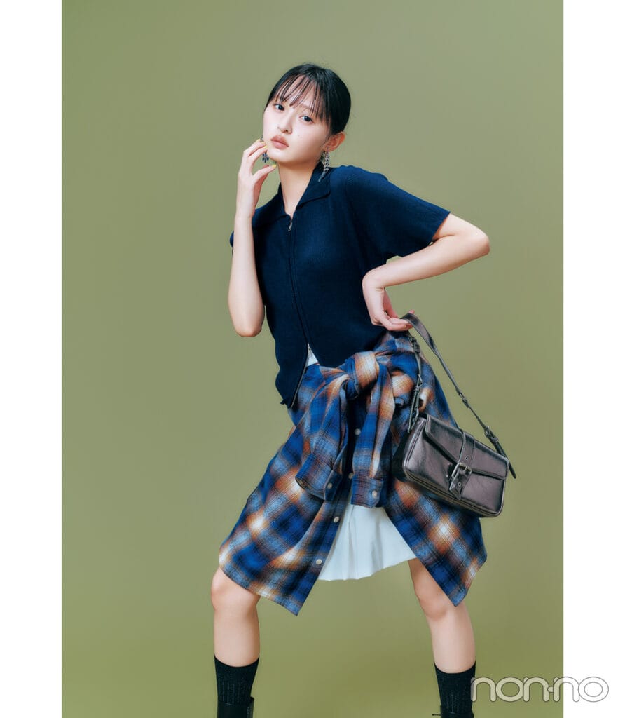 チェックシャツを腰巻きしたミニスカートコーデ