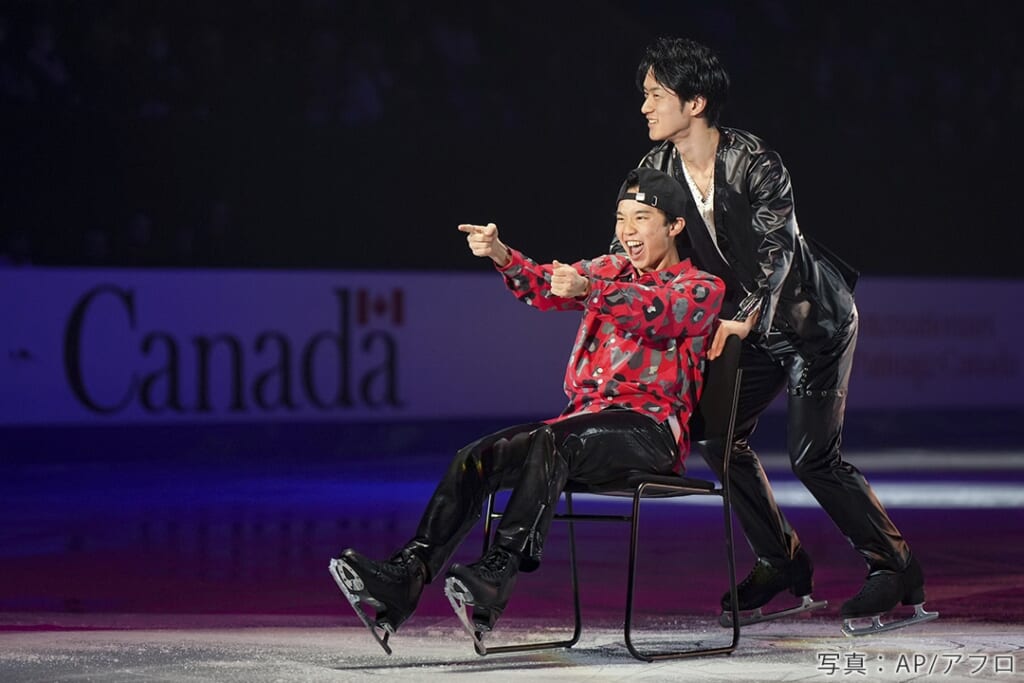 2023-24シーズンのエキシビションを滑る友野一希とゲストの山本草太