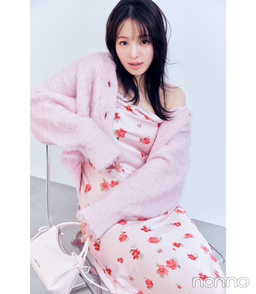 横田真悠の大人っぽいピンクコーデ　花柄ワン歩