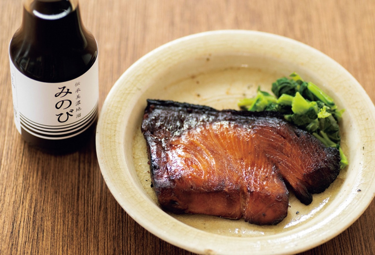 「みのび」（300㎖ ￥781）を使ったブリの照り焼き。