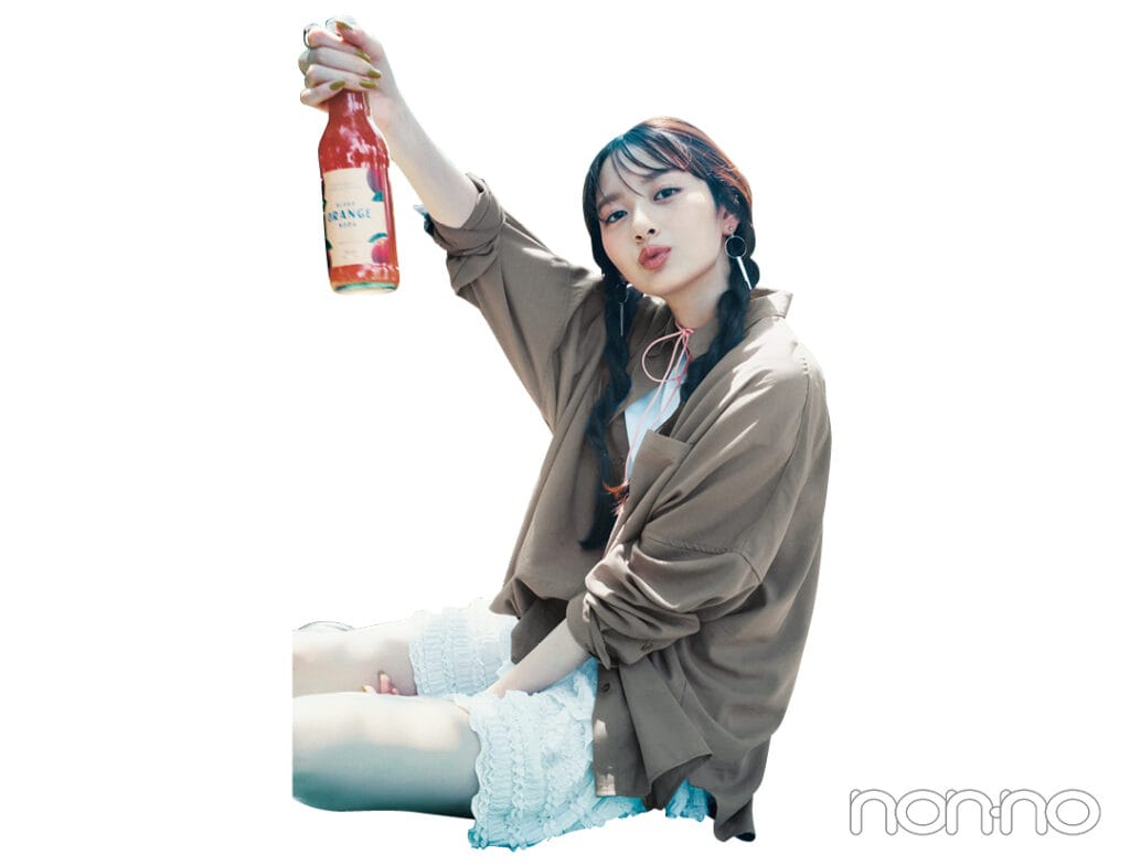 33℃以上の日のブラウンシアーシャツを着た加藤栞