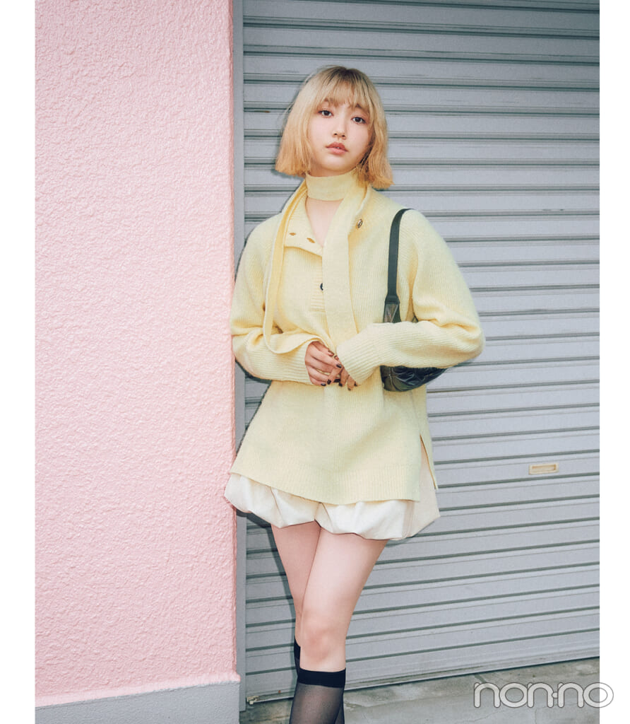 小宮山莉渚の顔回りが華やぐチョーカーつきニット