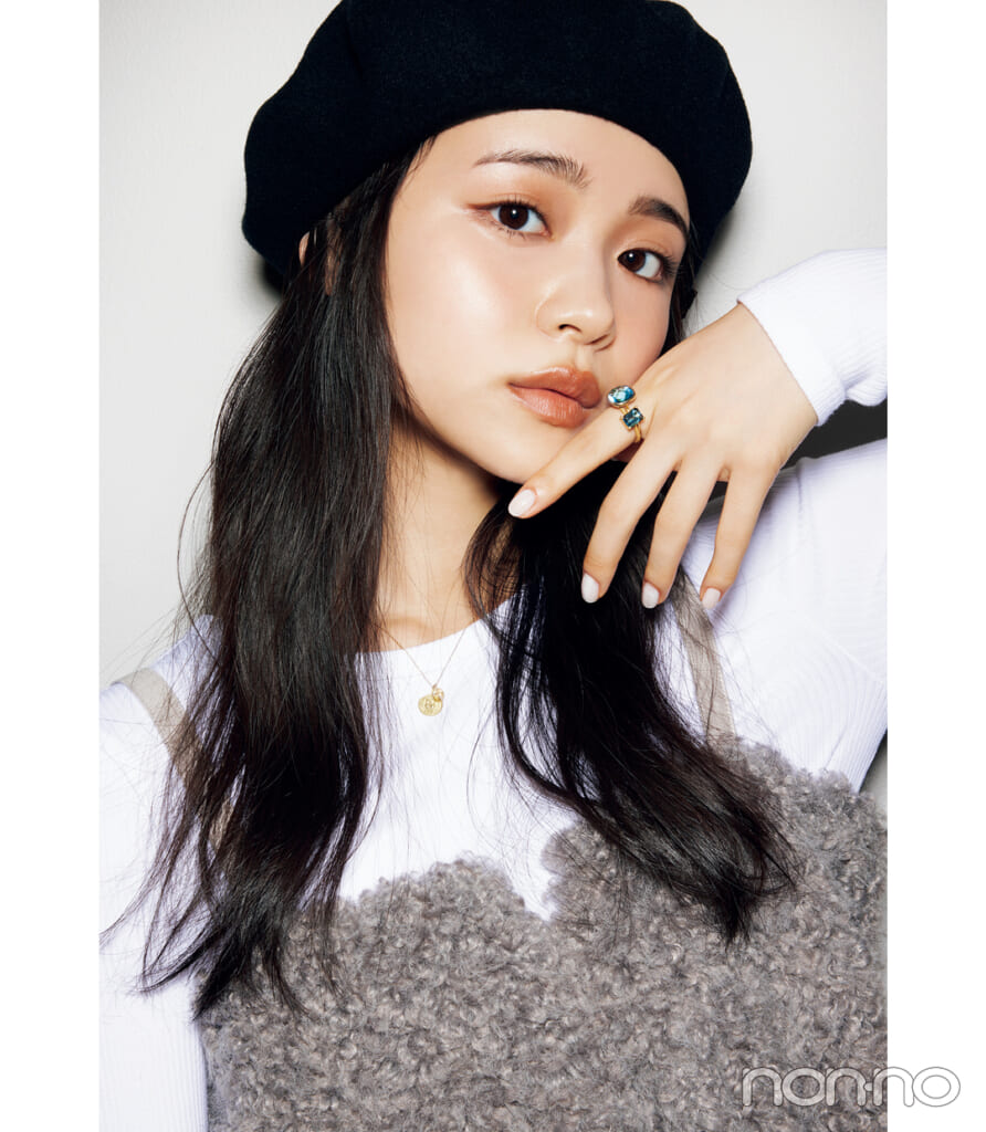 20代女性のプレゼントにもおすすめのジュエリー 誕生石リングをつけた女性