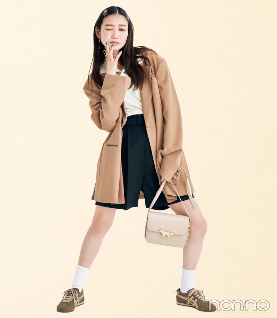 オニツカタイガーの薄底スニーカーをはく岡本夏美