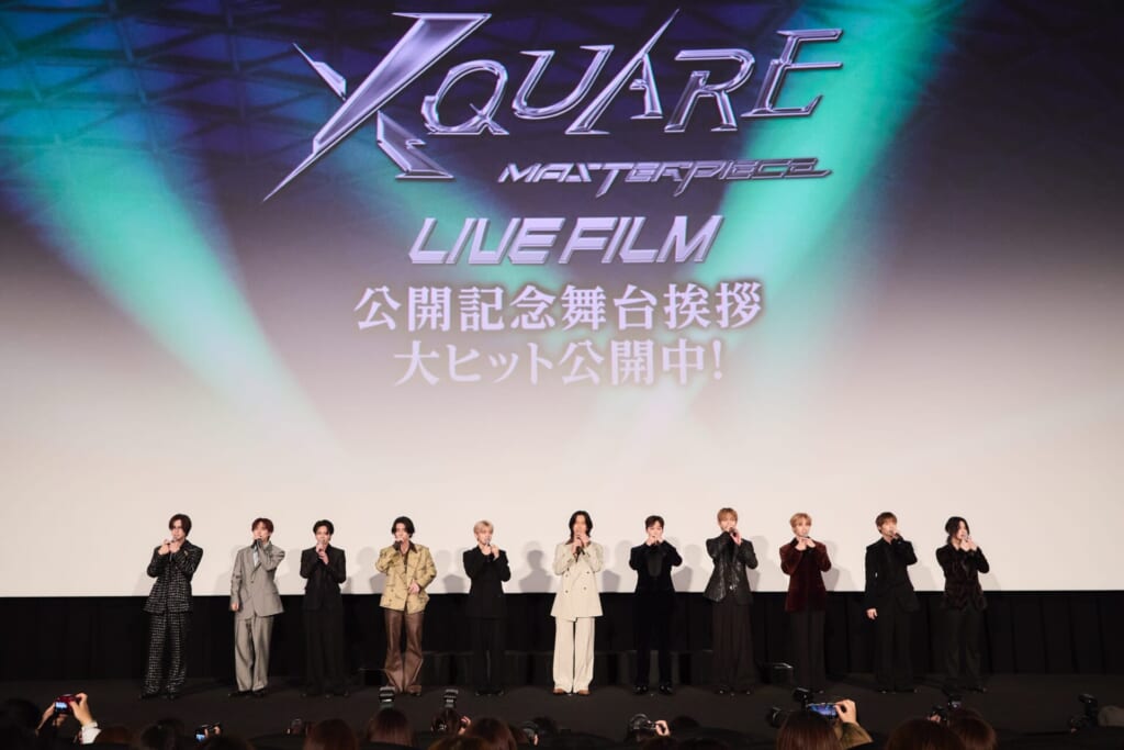 スクリーンの前に1列に並んだINIのメンバー