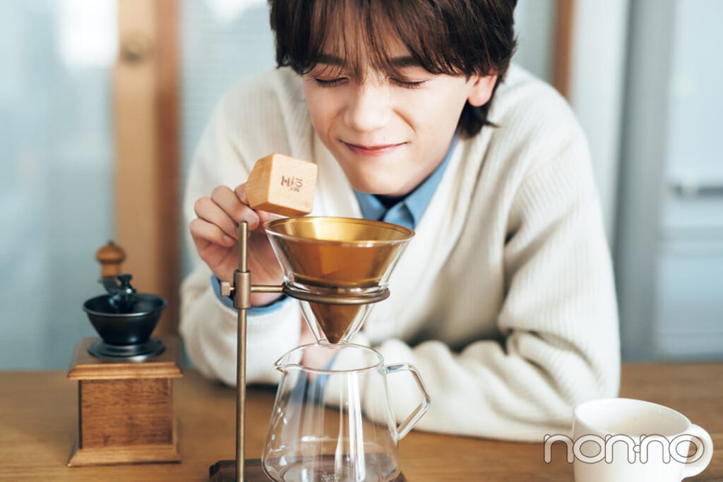 コーヒーを淹れる中島颯太（FANTASTICS）さん