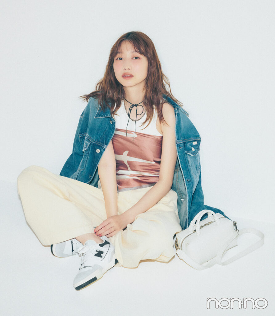 スカーフの巻き方5 ビスチェ巻きで白タンクにひとクセ