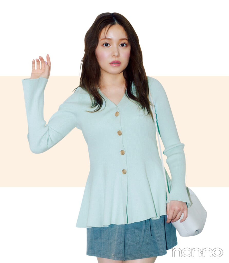 春色ペプラムカーデを着た久間田琳加