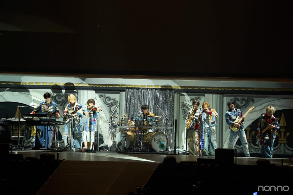 「LOVE YOU ONLY」を披露するB&ZAI