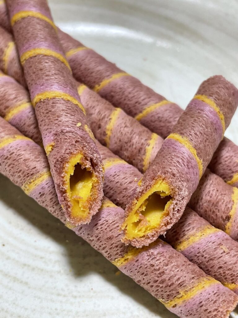 ヤマザキビスケット『ピコラ 彩りの蜜芋味』の中身の断面を撮影した写真です。