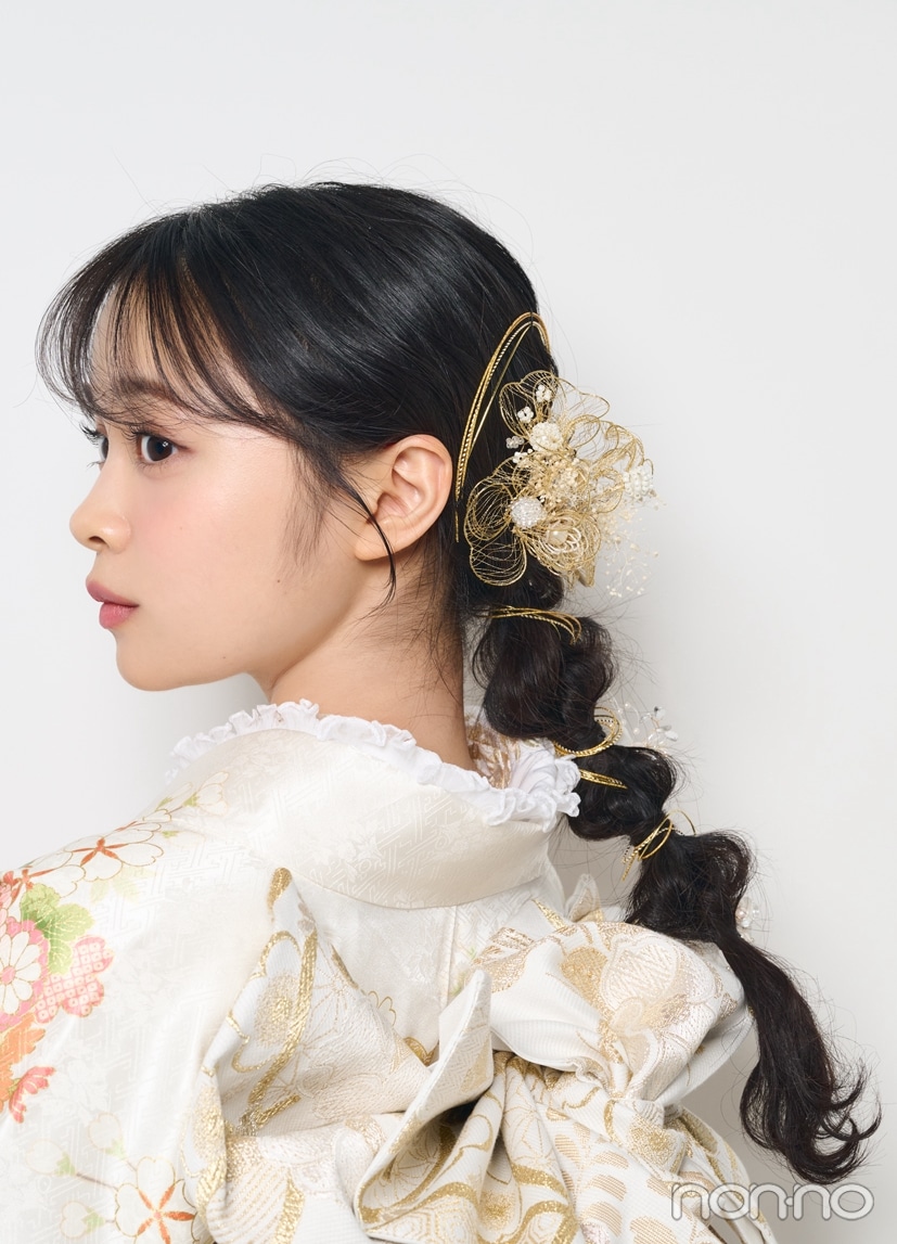 成人式ロングヘアアレンジ　ポニーテールを数箇所結んだヘアの横顔