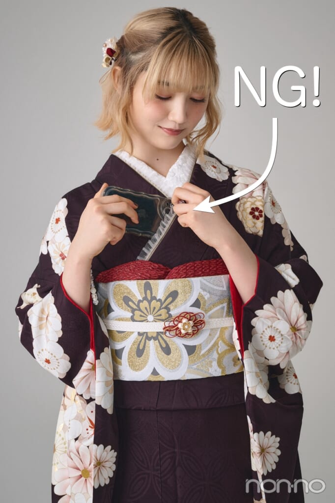 スマホを胸元に差し込む動作とNGの文字