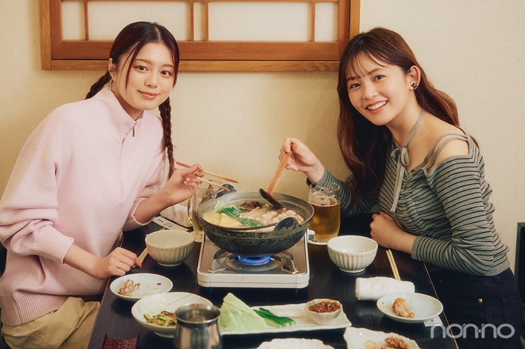 鍋の前で笑う久間田琳加と紺野彩夏