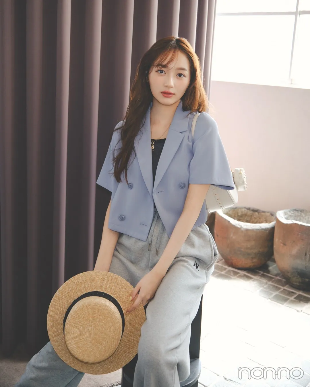 加藤栞の大学生の一週間コーデ、月曜日のジャケットスタイル