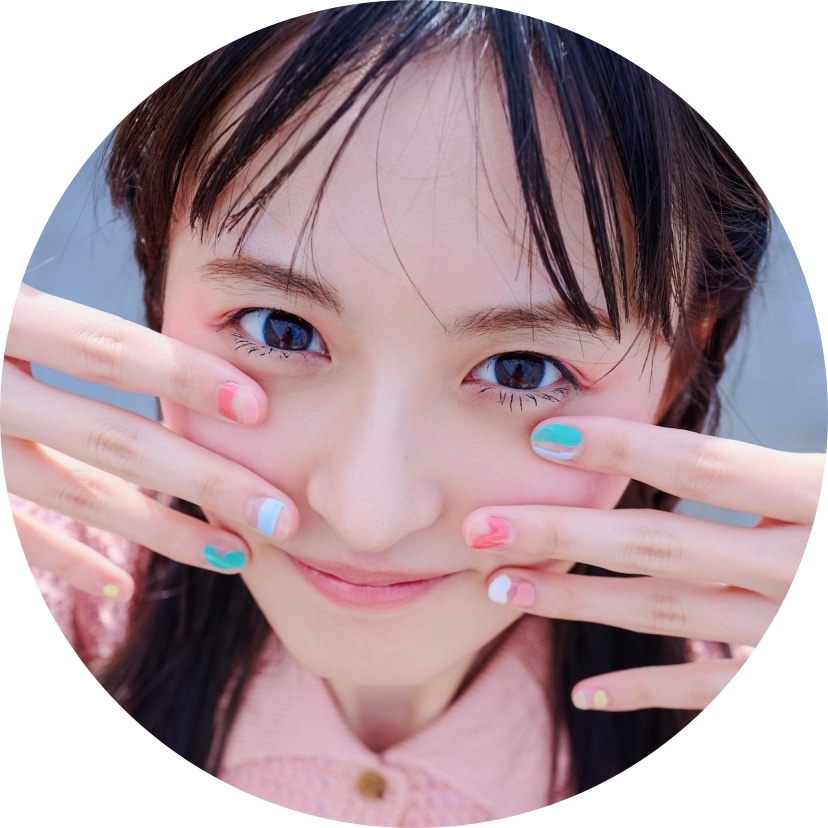 ピンクのポロシャツを着た遠藤さくら