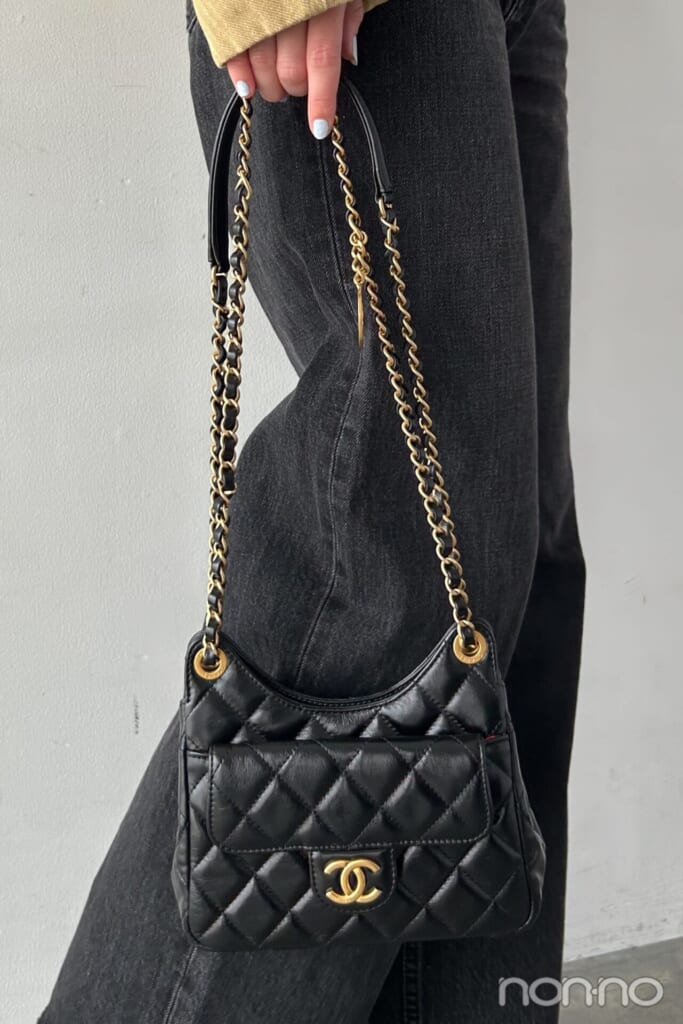 手に持ったシャネルのチェーンバッグ