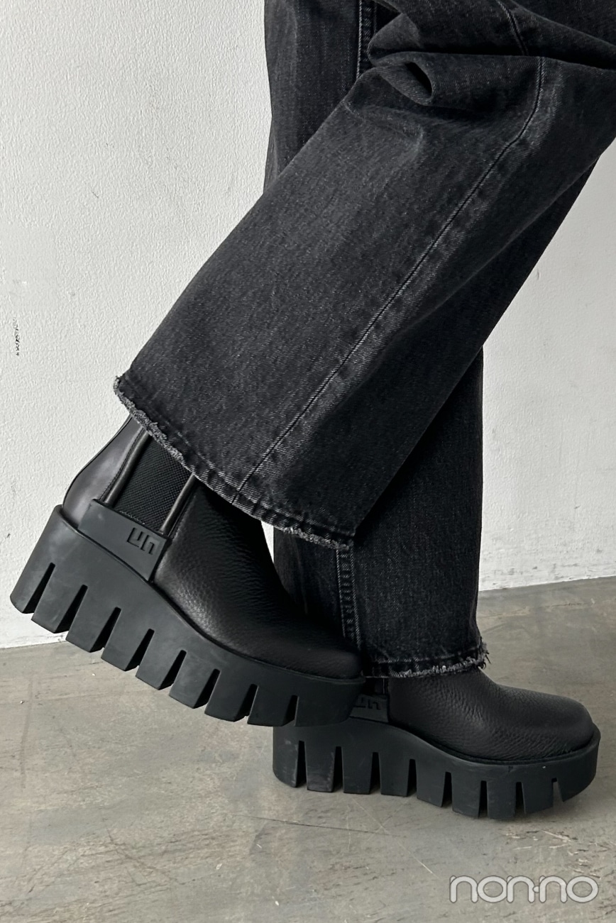 黒いブーツの足元