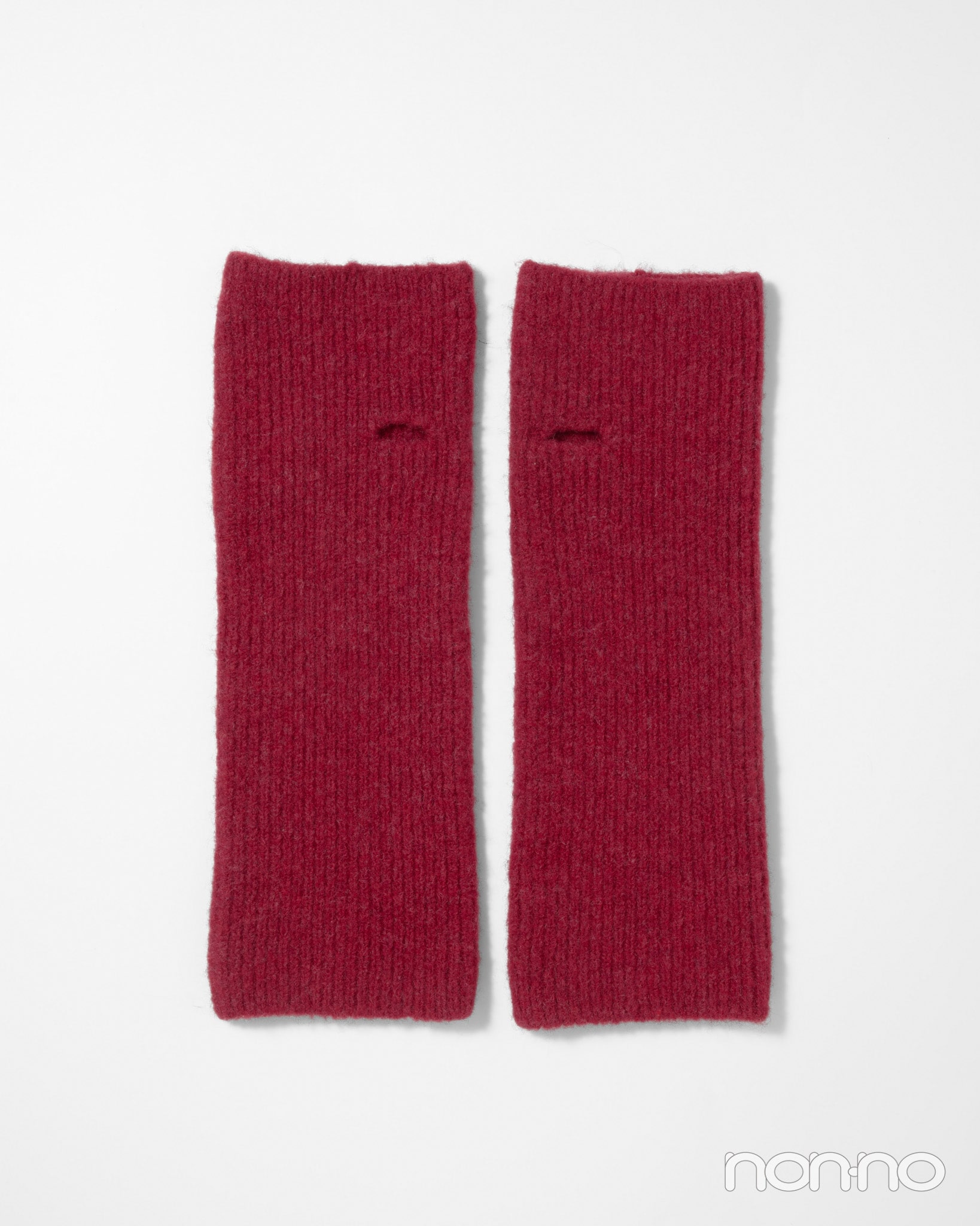 ユニクロ「スフレヤーンニットアームウォーマー」の赤