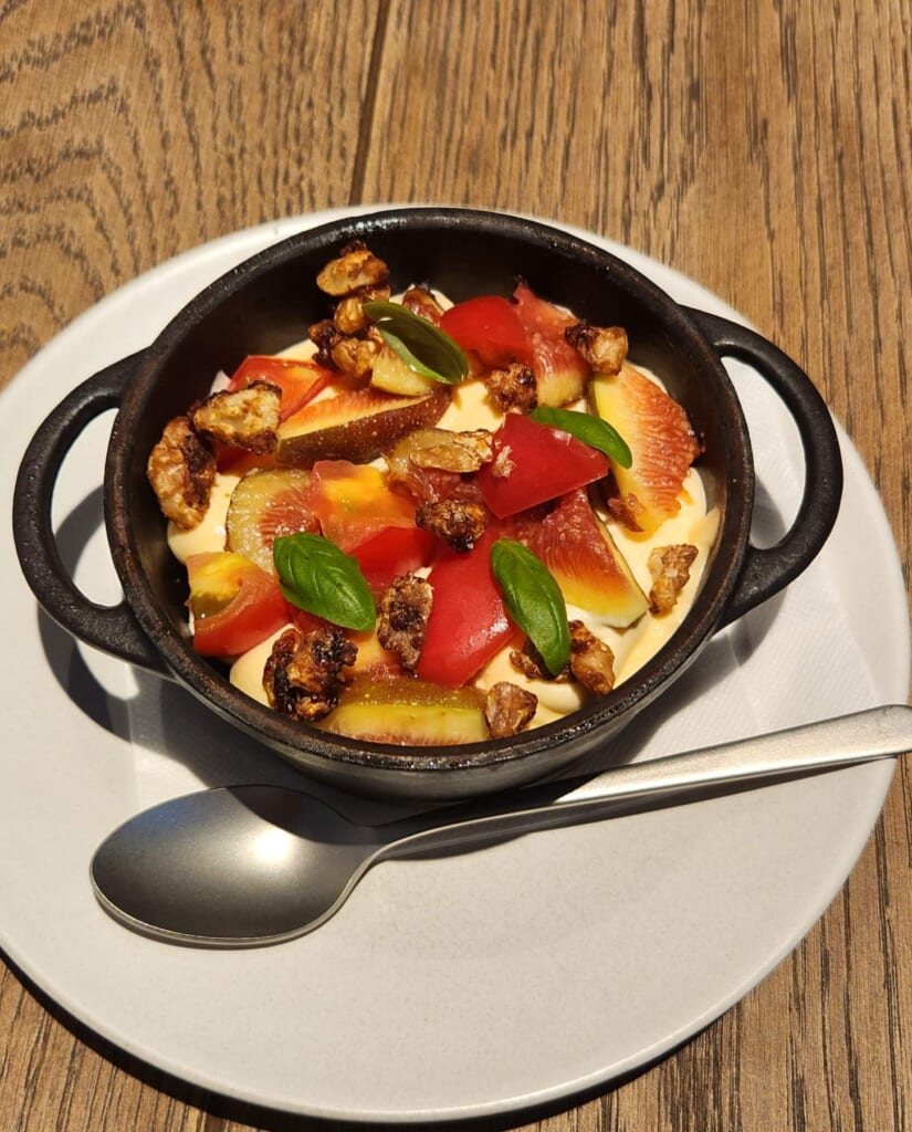 バーミキュラレストラン フルーツトマトと無水調理した無花果のタルト