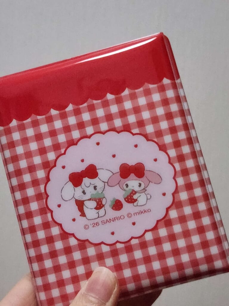 Lilalamode×サンリオキャラクターズ当りくじ カード収納ファイル 赤 裏面