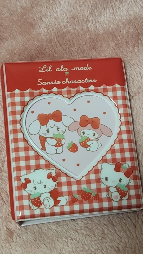 Lilalamode×サンリオキャラクターズ当りくじ カード収納ファイル 赤 表面