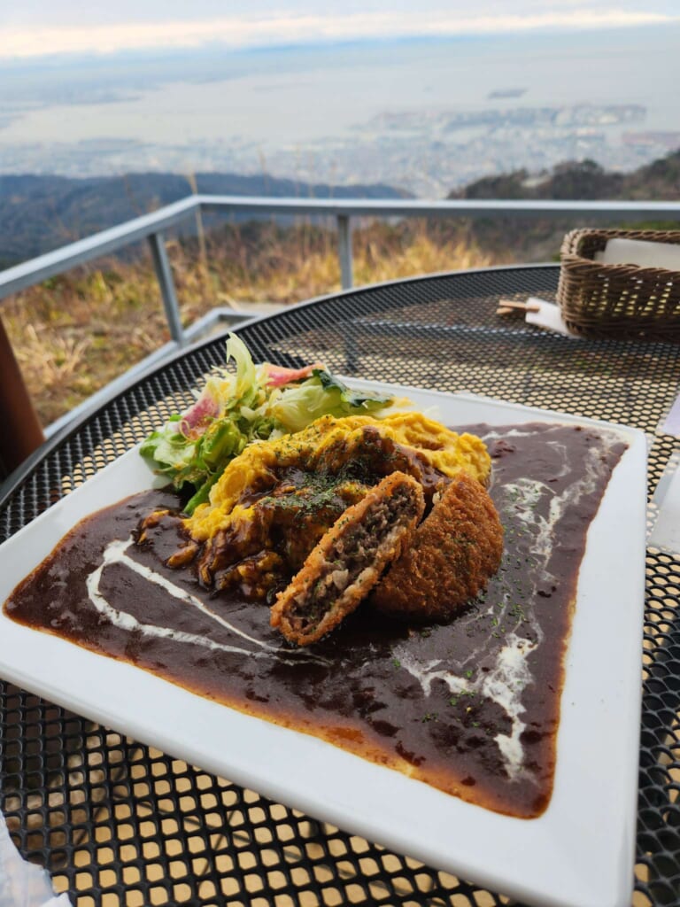 グラニットカフェ 六甲山やまみつオムカレー ～神戸牛ミンチカツ編～