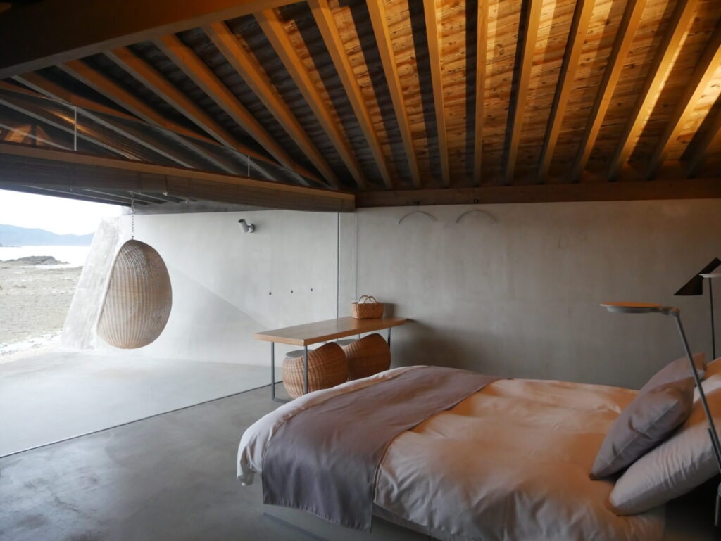 「ヴィラリゾートホテル 伝泊 The Beachfront MIJORA」客室　オーシャンビュー