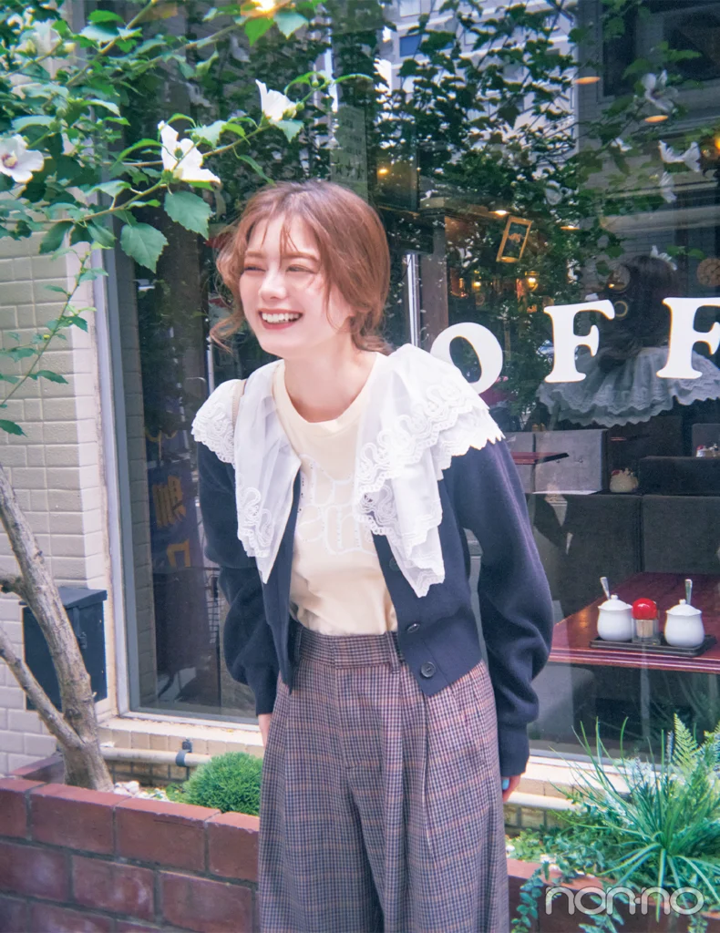 2025秋トレンドのロマンティックなマニッシュコーデの服装の女性