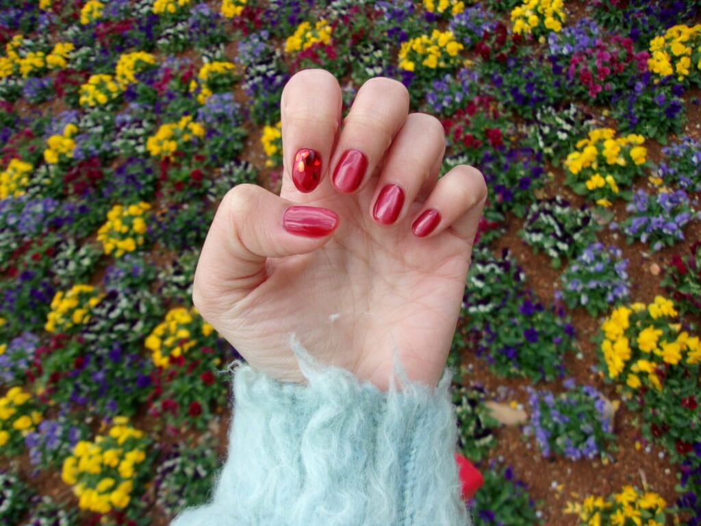 左手、レッドカラーのマグネットネイル