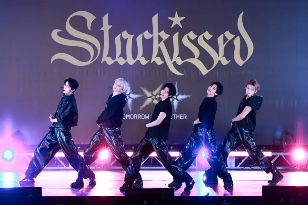ショーケースで「Can’t Stop」を披露するTOMORROW X TOGETHER(TXT)