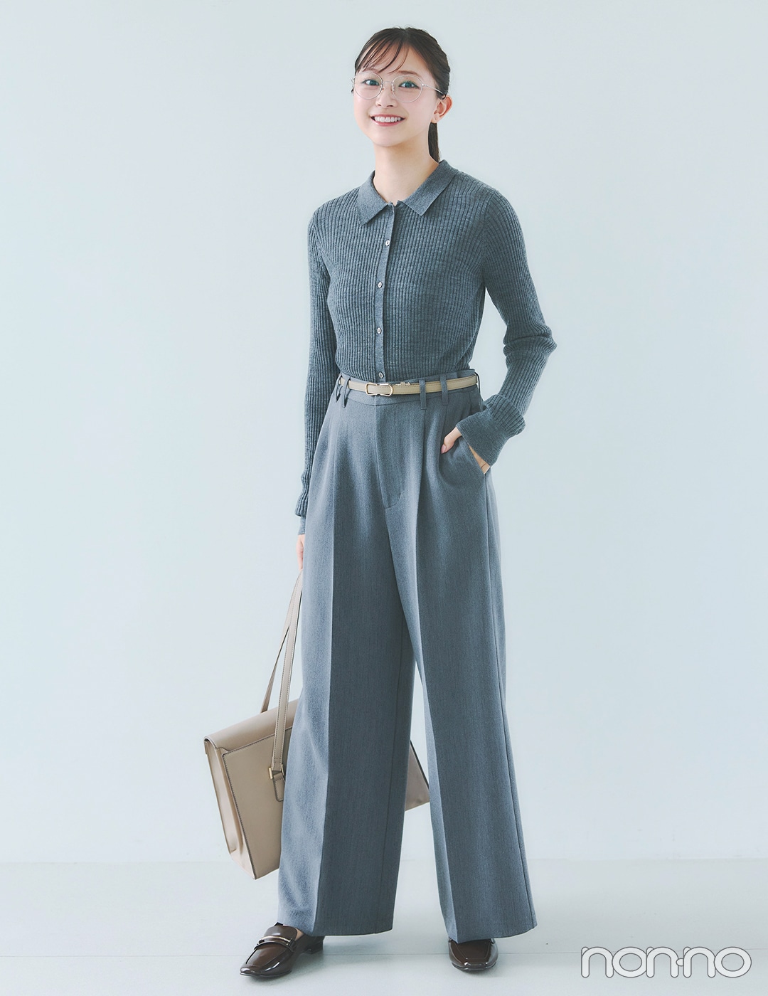 グレーカーディガン×美脚パンツ×ローファーのコーデ