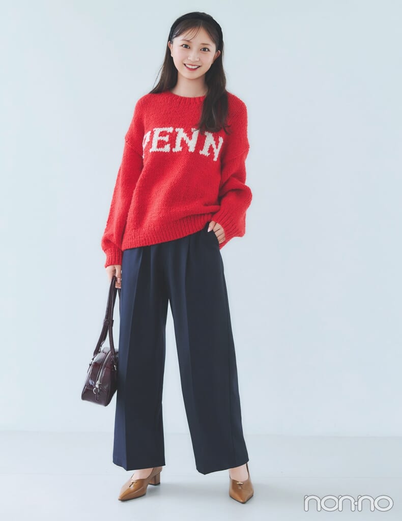 ロゴ入り赤ニットとスラックスとパンプスを合わせた赤ニットコーデの女性