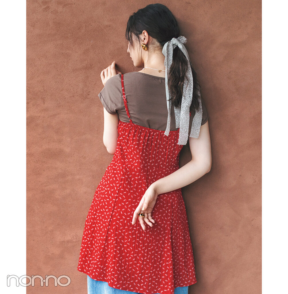 リボンをつけた女性の後ろ姿