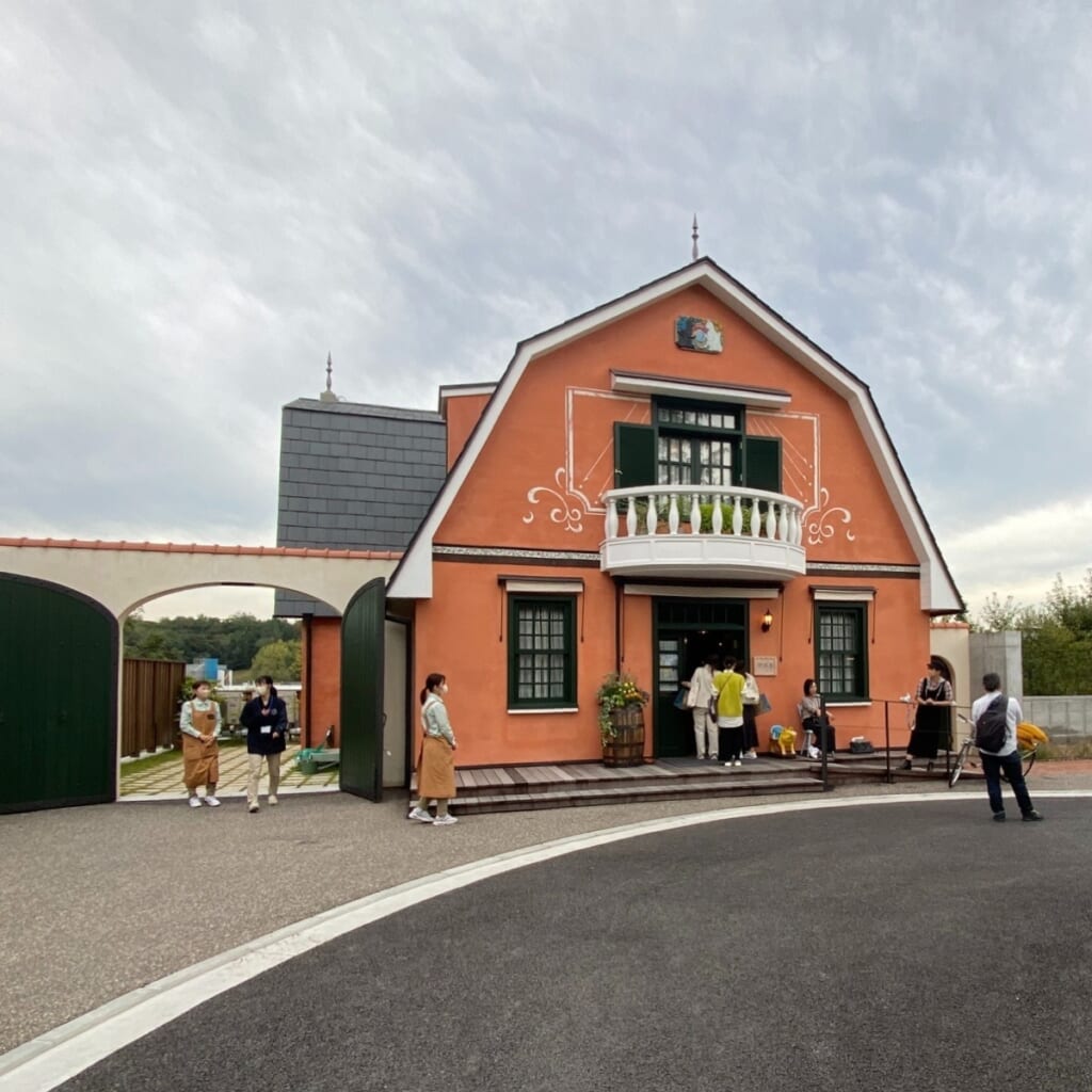 ジブリパークの無料エリア:「青春の丘」の地球屋前