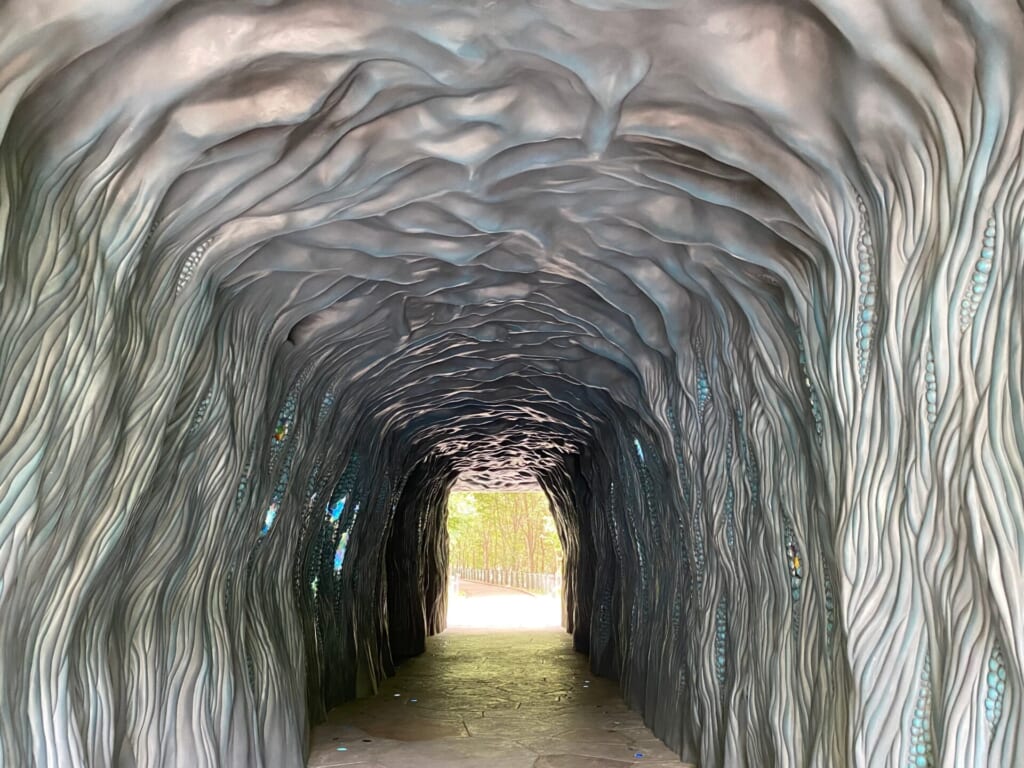 ジブリパークの無料エリア:「青春の丘」地球屋の地下洞窟