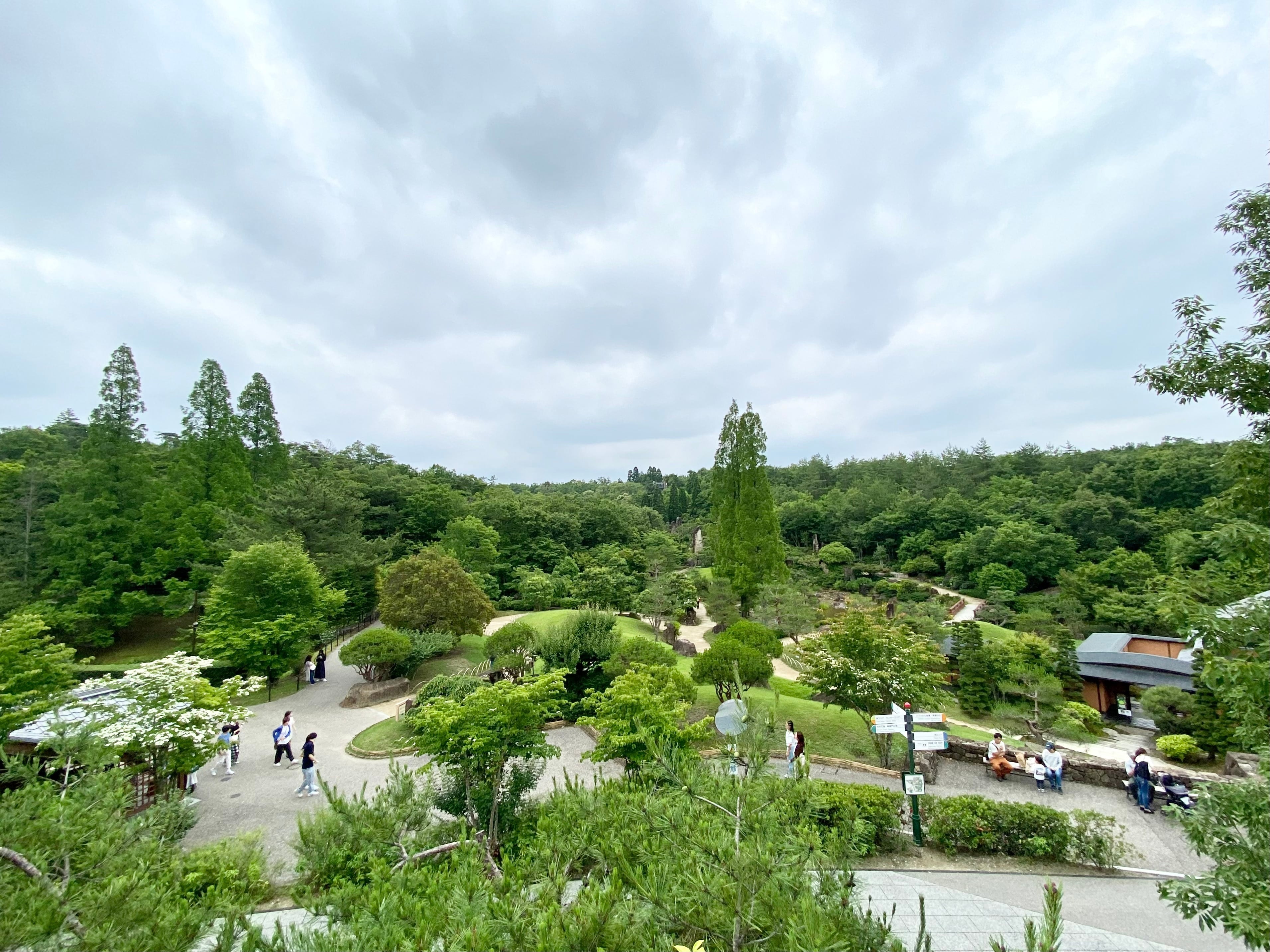 ジブリパークの無料エリア:「ジブリの大倉庫」〜「どんどこ森」間の森の散策路