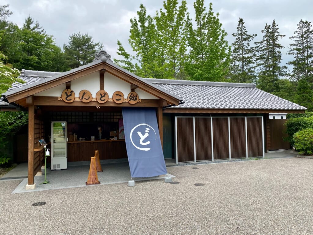 ジブリパークの無料エリア:「どんとこ森」のふもとにある無料休憩所「どんどこ処」