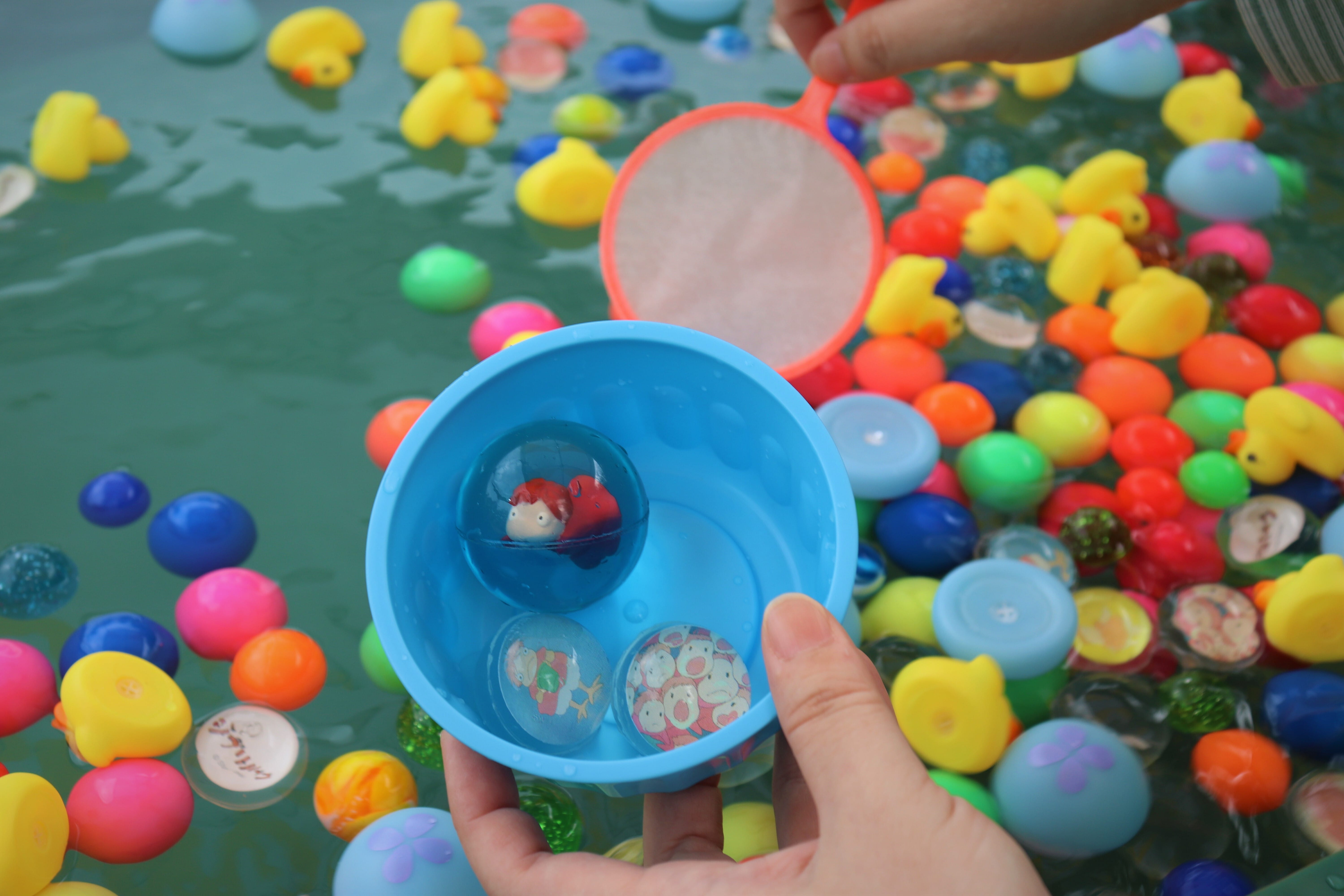 ジブリパークの無料エリア:「どんとこ森」のふもとにある無料休憩所「どんどこ処」で期間限定実施されている『崖の上のポニョ』モチーフのスーパーボールすくい