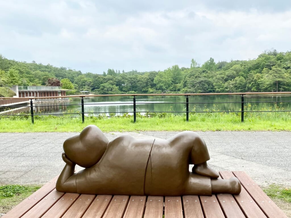 ジブリパークの無料エリア:ジブリキャラの“忘れ物”が残されたベンチ