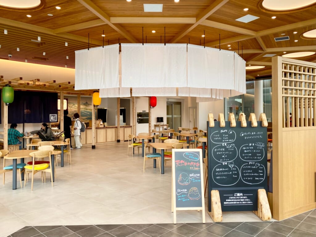 ジブリパークの無料エリア:ロタンダ 風ヶ丘のカフェテリア店内