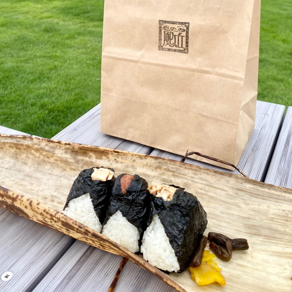 ジブリパークの無料エリア:ロタンダ 風ヶ丘で買えるおにぎり弁当¥800(テイクアウト)