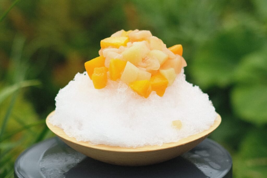 ジブリパークの無料エリア:ロタンダ 風ヶ丘のカフェテリアでいただける天然水のかき氷・2025年夏メニュー