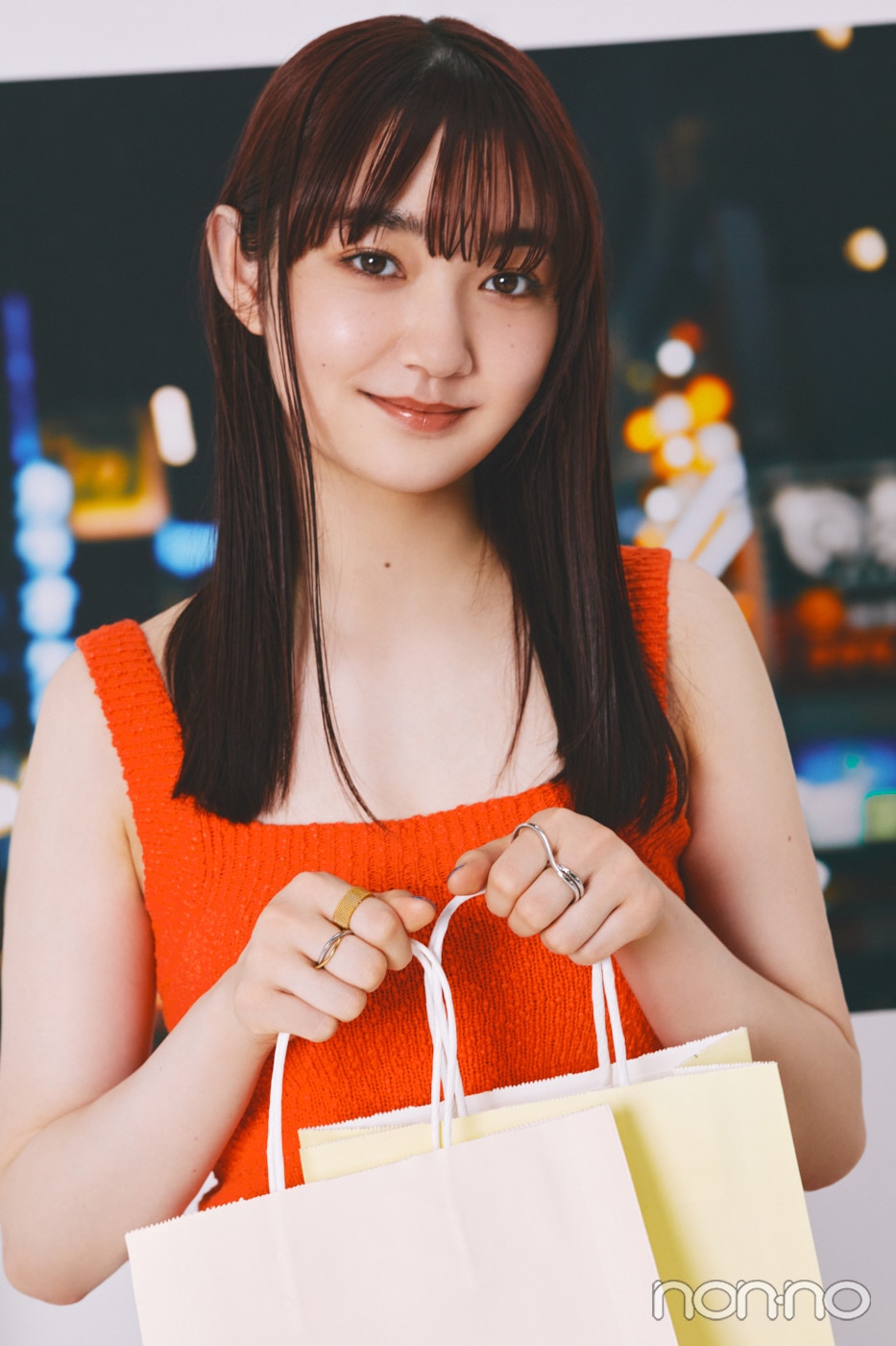 リングを重ね付けした小宮山莉渚