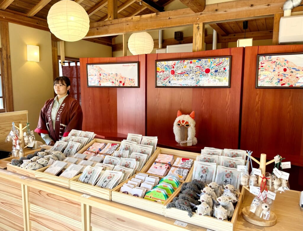 『ジブリパーク』「もののけの里」で限定グッズやお土産が買える「休憩処」店内