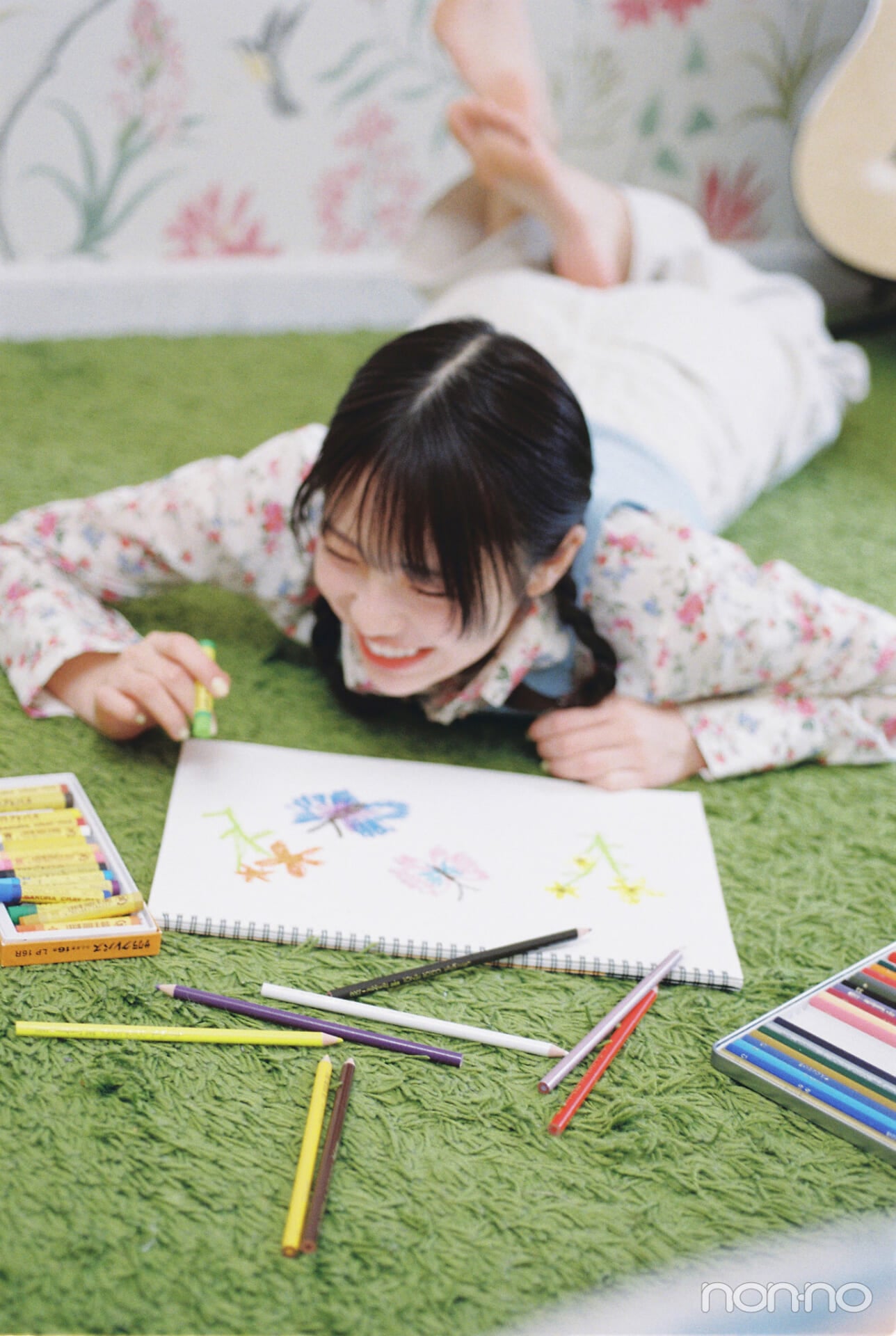 菊地姫奈のひなでぃぐ。第9回の寝転がって絵を描くショット