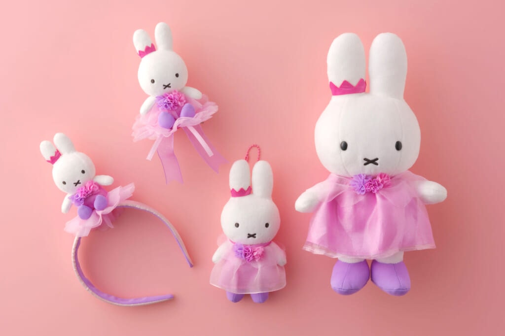 キングダムフラワーミッフィー（左から） 「ぬいぐるみカチューシャ」、「ぬいぐるみクリップ」、「ぬいぐるみ(小）」、「ぬいぐるみ(中）」ぬいぐるみクリップ」