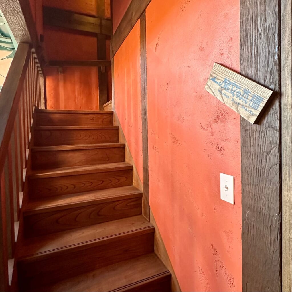 『ジブリパーク』「魔女の谷」の「ハッター帽子店」の2階「魔女の本棚」へつながる階段