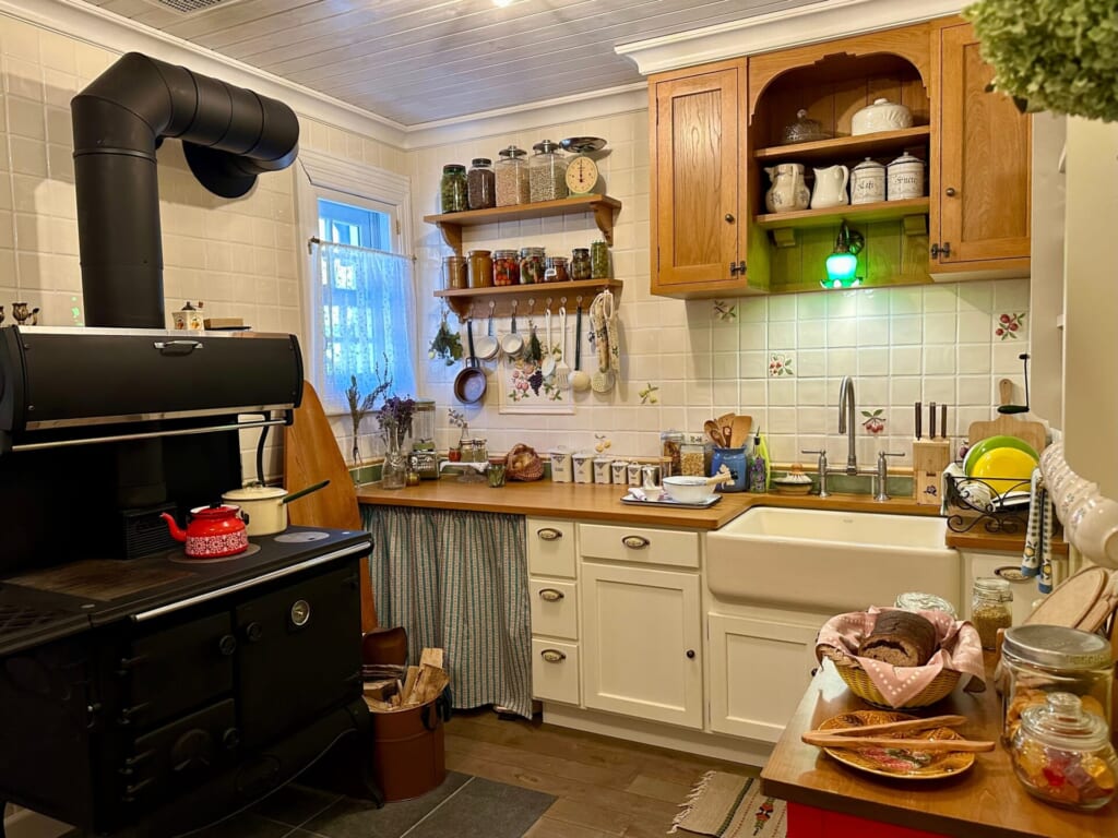 『ジブリパーク』「魔女の谷」の「オキノ邸」キッチン＆ダイニング